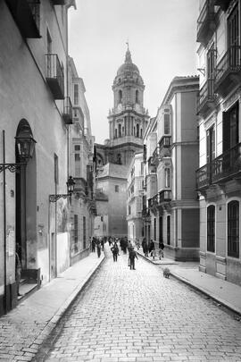 Calle San Agustín. Hacia 1910. Al fondo la torre de la Catedral. Málaga, España. Fondo Thomas - 01