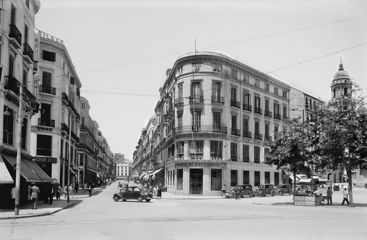 Málaga. Calle Larios. Acera de la Marina. Años cuarenta, siglo XX.