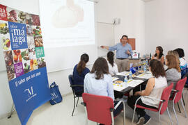 Cata de aceite. Seminario "Emprende 21". Mesa redonda "Emprendimiento femenino en la gastronomía". Facultad de Ciencias Económicas y Empresariales. Octubre de 2016