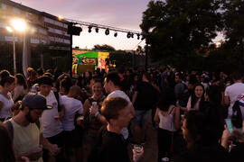 Actuación del grupo musical "Who Killed the DJ". Welcome to UMA. Bienvenida a los alumnos de intercambio internacional de la Universidad de Málaga. Jardín botánico. Octubre de 2019