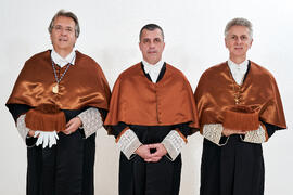 Retrato de Javier López, Manuel Enciso y Bernardo Quintero previo a su investidura como Doctor "Honoris Causa" por la Universidad de Málaga. Paraninfo. Marzo de 2025