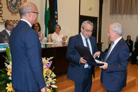 Entrega de Distinción de Honor a Joaquín Fernández-Crehuet. Celebración de San Lucas. Facultad de Medicina. Noviembre de 2019