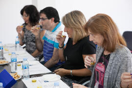 Cata de aceite. Seminario "Emprende 21". Mesa redonda "Emprendimiento femenino en la gastronomía". Facultad de Ciencias Económicas y Empresariales. Octubre de 2016