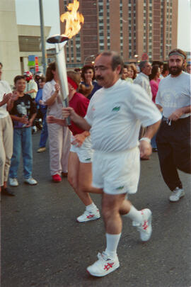 José Palacios portando la llama olímpica en su paso por Málaga. Julio de 1992