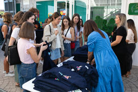 Entrega de camisetas. III Encuentro de Bienvenida para los participantes del "Buddy Program". Jardín Botánico. Octubre de 2019