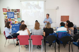 Cata de aceite. Seminario "Emprende 21". Mesa redonda "Emprendimiento femenino en la gastronomía". Facultad de Ciencias Económicas y Empresariales. Octubre de 2016