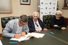 Firma de la donación del archivo fotográfico y de cine de Antonio España a la Universidad de Málaga. Edificio del Rectorado. Abril de 2025