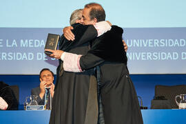 Entrega de la Medalla de Oro de la Universidad de Málaga a la Universidad de Sevilla. Paraninfo. Junio de 2023