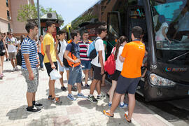 Alumnos subiendo al autobús. Salida desde el Campus de El Ejido. Aventura Amazonia Marbella. Olim...