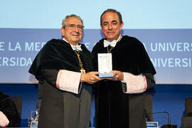 Entrega de la Medalla de Oro de la Universidad de Málaga a la Universidad de Sevilla. Paraninfo. Junio de 2023