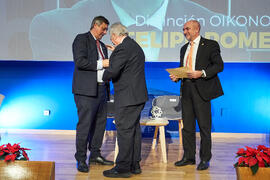 Entrega a Felipe Romera de la distinción "Oikonomos" de la Facultad de Ciencias Económicas y Empresariales de la Universidad de Málaga. Paraninfo. Diciembre de 2024