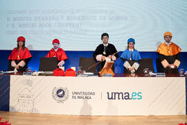 Mesa presidencial. Investidura como Doctores "Honoris Causa" por la Universidad de Málaga de Miquel Roca i Junyent y Miguel Herrero y Rodríguez de Miñón. Paraninfo. Diciembre de 2024