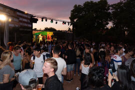 Actuación del grupo musical "Who Killed the DJ". Welcome to UMA. Bienvenida a los alumnos de intercambio internacional de la Universidad de Málaga. Jardín botánico. Octubre de 2019