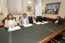 Firma de la donación del archivo fotográfico y de cine de Antonio España a la Universidad de Málaga. Edificio del Rectorado. Abril de 2025