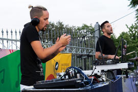 Actuación del grupo musical "Who Killed the DJ". Welcome to UMA. Bienvenida a los alumnos de intercambio internacional de la Universidad de Málaga. Jardín botánico. Octubre de 2019