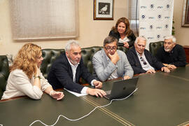 Firma de la donación del archivo fotográfico y de cine de Antonio España a la Universidad de Málaga. Edificio del Rectorado. Abril de 2025