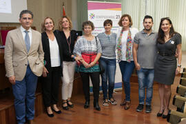 Foto de grupo previa a la mesa redonda "Emprendimiento femenino en la gastronomía". Seminario "Emprende 21". Facultad de Ciencias Económicas y Empresariales. Octubre de 2016