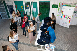 Entrega de camisetas. III Encuentro de Bienvenida para los participantes del "Buddy Program". Jardín Botánico. Octubre de 2019