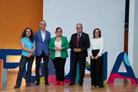 Foto de grupo previa a la conferencia "Dialogando" con Clara Grima. Escuela de Ingenierías Industriales de la Universidad de Málaga. Mayo de 2024