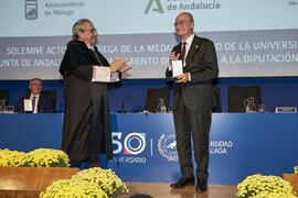 Entrega de la Medalla de Oro de la Universidad de Málaga al Ayuntamiento de la capital. Paraninfo...