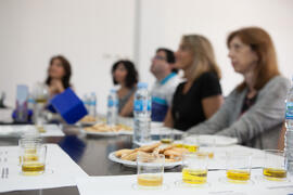 Cata de aceite. Seminario "Emprende 21". Mesa redonda "Emprendimiento femenino en la gastronomía". Facultad de Ciencias Económicas y Empresariales. Octubre de 2016
