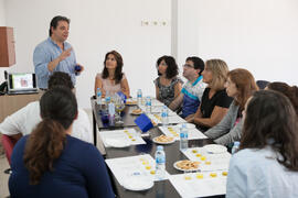 Cata de aceite. Seminario "Emprende 21". Mesa redonda "Emprendimiento femenino en la gastronomía". Facultad de Ciencias Económicas y Empresariales. Octubre de 2016