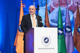 Eugenio José Luque. Entrega de las distinciones "Oikonomos" de la Facultad de Ciencias Económicas y Empresariales de la Universidad de Málaga. Paraninfo. Diciembre de 2024