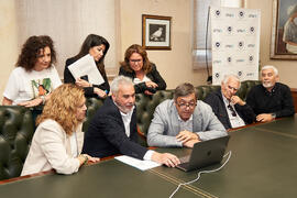 Firma de la donación del archivo fotográfico y de cine de Antonio España a la Universidad de Málaga. Edificio del Rectorado. Abril de 2025