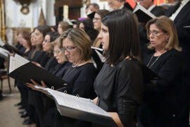 Componente de la Coral Sancti Petri en el concierto de Navidad homenaje a la Facultad de Económicas. Iglesia de los Mártires. Diciembre de 2015
