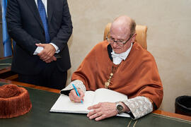 Firma del Libro de Honor. Investidura de Aníbal Ollero como Doctor "Honoris Causa" por la Universidad de Málaga. Edificio del Rectorado. Mayo de 2025