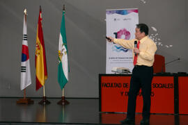 Conferencia de Dong Sung Cho. Jornada de celebración del Décimo Aniversario de colaboración de la Universidad de Málaga y la Universidad Nacional de Incheon. Complejo de Estudios Sociales y Comercio. Octubre de 2019