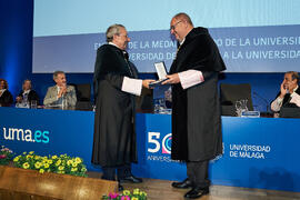Entrega de la Medalla de Oro de la Universidad de Málaga a la Universidad de Córdoba. Paraninfo. Junio de 2023