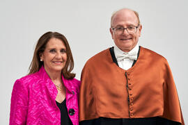 Retrato de Aníbal Ollero y pareja previo a su investidura como Doctor "Honoris Causa" por la Universidad de Málaga. Edificio del Rectorado. Mayo de 2025