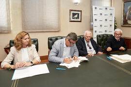 Firma de la donación del archivo fotográfico y de cine de Antonio España a la Universidad de Málaga. Edificio del Rectorado. Abril de 2025