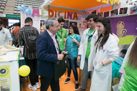 José Ángel Narváez en el estand de Medicina. Jornadas de Puertas Abiertas de la Universidad de Málaga. Complejo Polideportivo Universitario. Abril de 2018