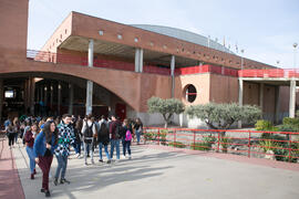 Alumnos en los aledaños del Complejo Polideportivo Universitario. Jornadas de Puertas Abiertas de...