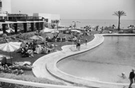 Málaga. Torremolinos. Jardines y piscina del hotel. Abril de 1963