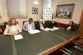 Firma de la donación del archivo fotográfico y de cine de Antonio España a la Universidad de Málaga. Edificio del Rectorado. Abril de 2025