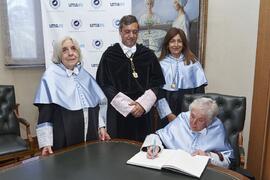 Firma del libro de visitas. Investidura como "Doctores Honoris Causa" de Antonio García Berrio y Pilar Palomo Vázquez por la Facultad de Filosofía y Letras de la Universidad de Málaga. Edificio del Rectorado. Junio de 2024
