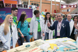 José Ángel Narváez en el estand de Medicina. Jornadas de Puertas Abiertas de la Universidad de Málaga. Complejo Polideportivo Universitario. Abril de 2018