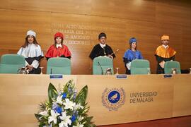 Mesa presidencial. Investidura como "Doctores Honoris Causa" de Antonio García Berrio y Pilar Palomo Vázquez por la Facultad de Filosofía y Letras de la Universidad de Málaga. Edificio del Rectorado. Junio de 2024