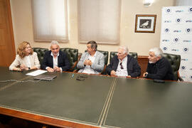 Firma de la donación del archivo fotográfico y de cine de Antonio España a la Universidad de Málaga. Edificio del Rectorado. Abril de 2025