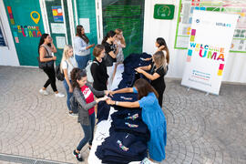 Entrega de camisetas. III Encuentro de Bienvenida para los participantes del "Buddy Program". Jardín Botánico. Octubre de 2019