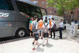 Alumnos subiendo al autobús. Salida desde el Campus de El Ejido. Aventura Amazonia Marbella. Olim...