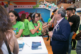 José Ángel Narváez en el estand de Ciencias de la Salud. Jornadas de Puertas Abiertas de la Universidad de Málaga. Complejo Polideportivo Universitario. Abril de 2018