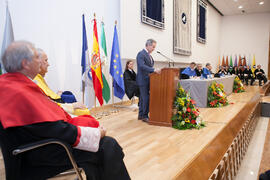 Miguel Porras Fernández en la imposición de la Medalla de Oro de la Universidad de Málaga a Adela...