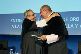 Entrega de la Medalla de Oro de la Universidad de Málaga a la Universidad de Córdoba. Paraninfo. Junio de 2023