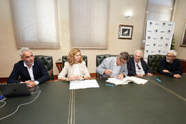 Firma de la donación del archivo fotográfico y de cine de Antonio España a la Universidad de Málaga. Edificio del Rectorado. Abril de 2025