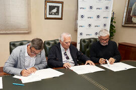 Firma de la donación del archivo fotográfico y de cine de Antonio España a la Universidad de Málaga. Edificio del Rectorado. Abril de 2025
