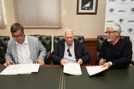 Firma de la donación del archivo fotográfico y de cine de Antonio España a la Universidad de Málaga. Edificio del Rectorado. Abril de 2025